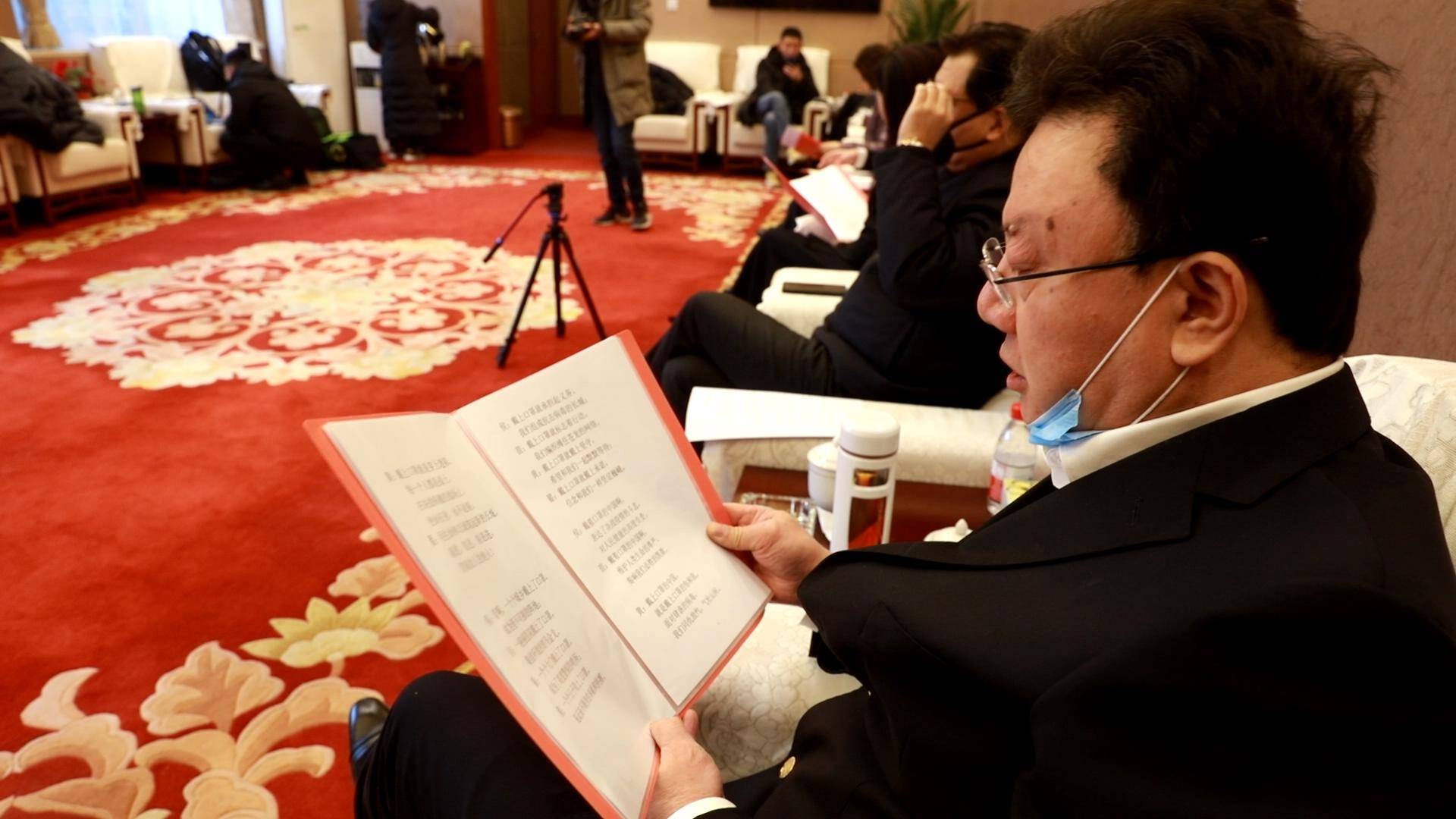 JIUYOUSPORTS-包含法兰克福迎葡超关键赛，赛前调整名单，引发热议，医务组通报恢复的词条